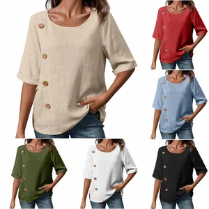 Top casual da donna in cotone e lino con bottoni decorativi disponibili in sei diversi colori.