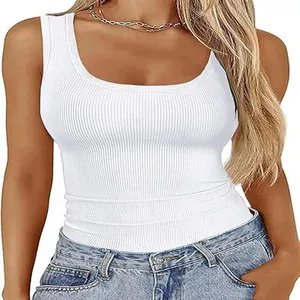 Detaillierte Nahaufnahme eines weißen gerippten ärmellosen Basic-Tanktops mit eckigem Hals
