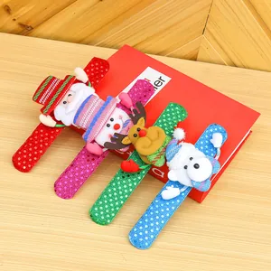 Set mit vier farbenfrohen Pailletten-Weihnachts-LED-Schnapparmbändern für Kinder