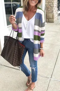 Primer plano de un cárdigan de punto con rayas de varios colores para un estilo casual.