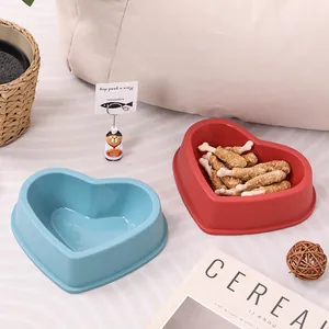 Minimalistische hartvormige huisdierbakken voor katten en honden in een lifestyle
