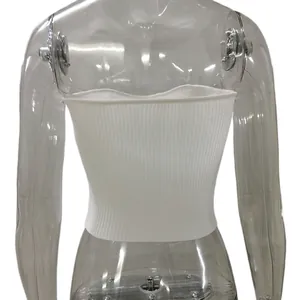 Vista posterior detallada de un top de tubo de punto acanalado blanco sexy para mujer