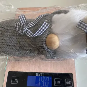 Λεπτομέρεια: Χριστουγεννιάτικο ξωτικό σε ψηφιακή ζυγαριά με βάρος 140 γραμμάρια