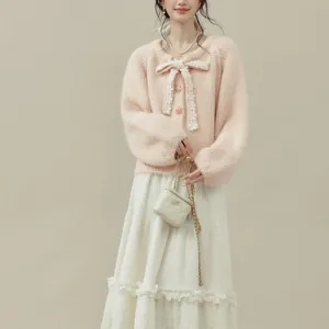 Elegante cardigan in maglia rosa con delicato fiocco in pizzo bianco e consistenza morbida