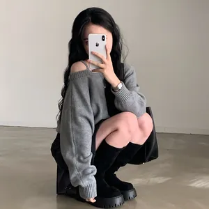 Elegante maglione grigio in maglia per donna con spalle scoperte e una vestibilità ampia