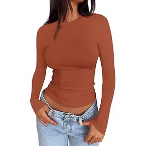 Nauwsluitende top met lange mouwen en ronde hals voor dames in terracotta kleur