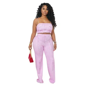 Vue d'ensemble de l'ensemble deux pièces rose à motif denim avec caraco et pantalon