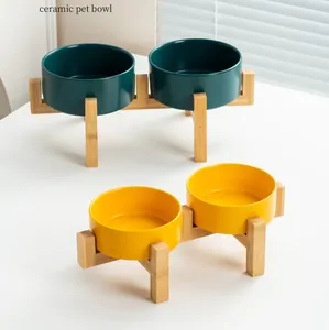 Duo di ciotole per animali in ceramica verde e gialla con supporti in legno