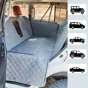 Détail d'une housse de siège auto pour chien robuste avec tissu gris matelassé.