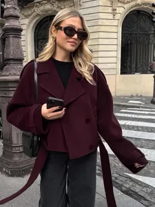 Elegante bordeauxrode wollen jas met dubbele rij knopen en riem in Franse streetstyle mode