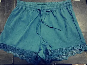 Vue détaillée d'un short décontracté turquoise pour femme avec bordure en dentelle et cordon
