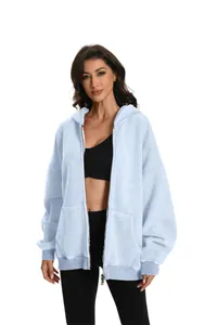 Detailweergave van lichtblauwe oversized hoodie met tweewegritssluiting