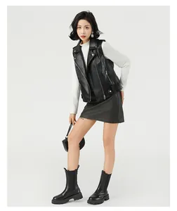 Vista dettagliata del gilet in ecopelle nera per donna con revers eleganti e zip metalliche