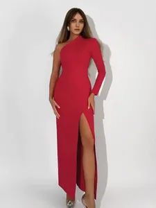 Elegante vestido largo rojo de un hombro con abertura alta para fiestas de noche