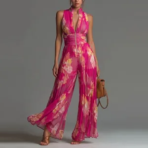 Detailansicht des rosa geblümten Plissee-Jumpsuits mit weitem Bein und Reißverschluss