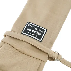 Nahaufnahme des cat series Webetiketts auf einer atmungsaktiven beigefarbenen Haustiertasche.