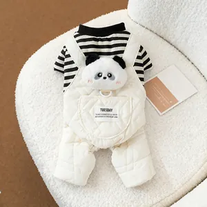 Vue détaillée de la salopette matelassée pour chien avec tête de panda 3D et t-shirt rayé.