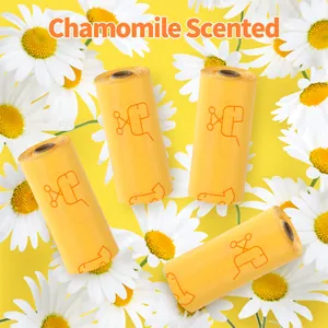 Sacs à couches jetables jaunes parfumés à la camomille sur un fond floral jaune éclatant