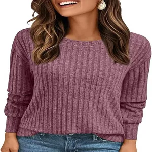 Dettaglio di una maglia casual a maniche lunghe con scollo rotondo a costine da donna color malva