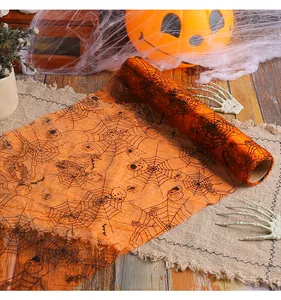 Λεπτομερής προβολή του πορτοκαλί δρομέα Halloween με μαύρα σχέδια από ιστούς και σκελετούς