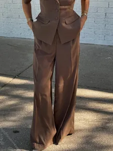 Ensemble élégant marron pour femme avec blazer à manches courtes et pantalon large.