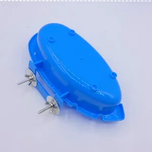 Detailansicht der blauen Vogelbadewanne aus Kunststoff mit Käfigbefestigungen!