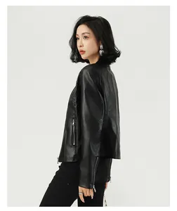 Stylische, schmale schwarze Kunstlederjacke für Damen in einer seitlichen Studioaufnahme