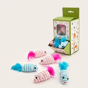 Dettaglio di giochi per gatti a forma di topo intrecciato con piume e confezione regalo