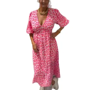 Abito midi estivo con scollo a V e stampa leopardata rosa su sfondo bianco pulito