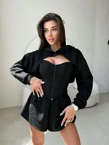 Elegante conjunto negro de tres piezas para mujer con chaqueta con capucha y shorts.