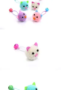 Gros plan d'un jouet souris en peluche avec cordon élastique et clochette colorée.