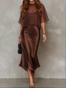 Robe de soirée élégante en satin marron chocolat avec haut en mousseline légère
