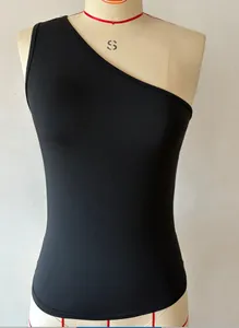 Detailansicht eines schwarzen einfarbigen ärmellosen One-Shoulder-Crop-Tops für Damen