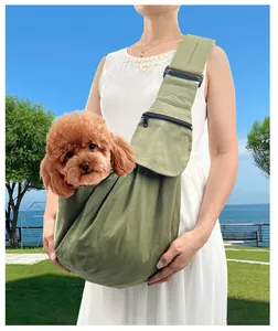 Detaillierte Ansicht der olivgrünen Haustiertasche mit verstellbarem Gurt für Hunde.