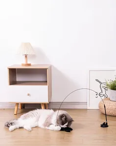 Jouet chat avec ventouse, long fil d'acier flexible et plumes noires pour jeu au sol.