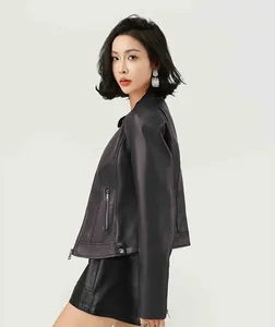Vue de profil d'une veste en similicuir pour femme avec col montant