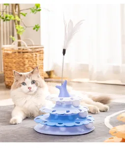 Dreistöckiges Katzenspielzeug-Karussell mit Federstab und Bällen in Wohnumgebung.