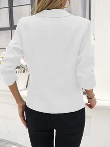 Vue arrière d'un blazer blanc pour femme avec manches 3/4 et coupe ajustée décontractée
