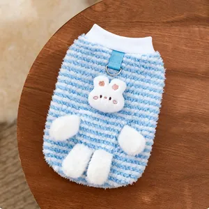 Dettaglio di maglione in pile a righe blu per animali con coniglio 3D e anello guinzaglio