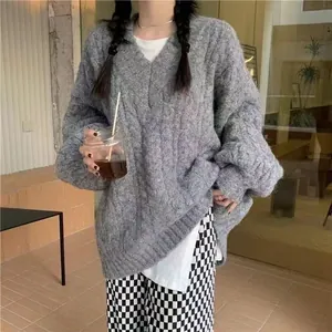 Dettaglio di maglione grigio oversize con scollo a V a trecce in stile casual autunno