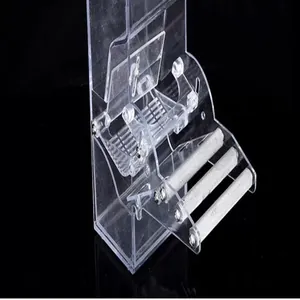 Detailansicht automatischer Vogelhäuschen aus Acryl mit drei Metallsitzstangen