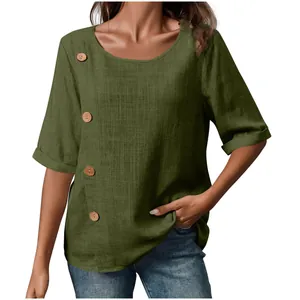 Dettaglio di una blusa da donna in cotone e lino verde oliva con bottoni laterali