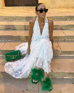Élégante robe longue blanche dos nu à col en V avec fleurs 3D pour vacances d'été