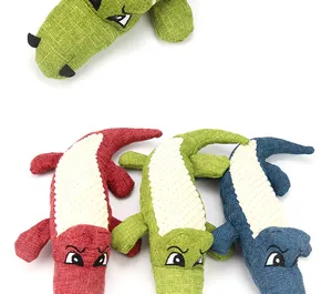 Vue détaillée de jouets pour chiens en peluche crocodile rouge, vert et bleu texturés.