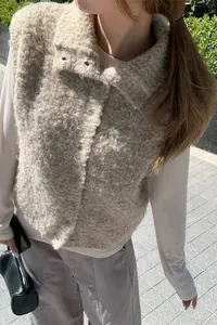 Vue détaillée du tissu épais en laine bouclée beige texturée de ce gilet chic pour femme