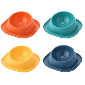 Gamelle pour chiens et chats anti-fourmis en quatre couleurs sur fond blanc neutre