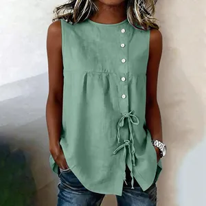 Detalle de blusa sin mangas verde salvia con botones y diseño de nudo ajustable delantero