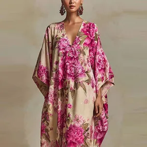 Vista dettagliata dell'elegante vestito caftano estivo largo con stampa floreale di rosa