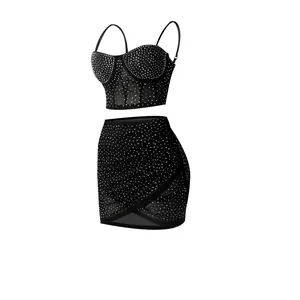 Vista detallada del conjunto de dos piezas negro con strass, crop top y minifalda