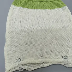 Detalle de una falda de punto blanca con dobladillo desgastado y cintura de canalé
